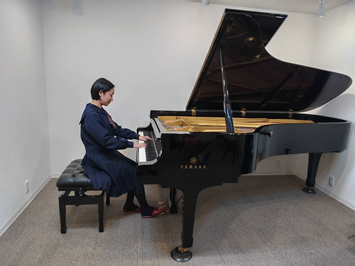 グランドピアノで演奏している様子