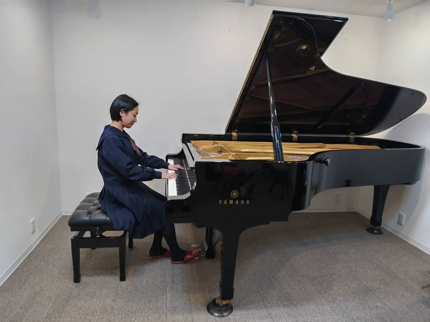 コンサート用グランドピアノで演奏している様子