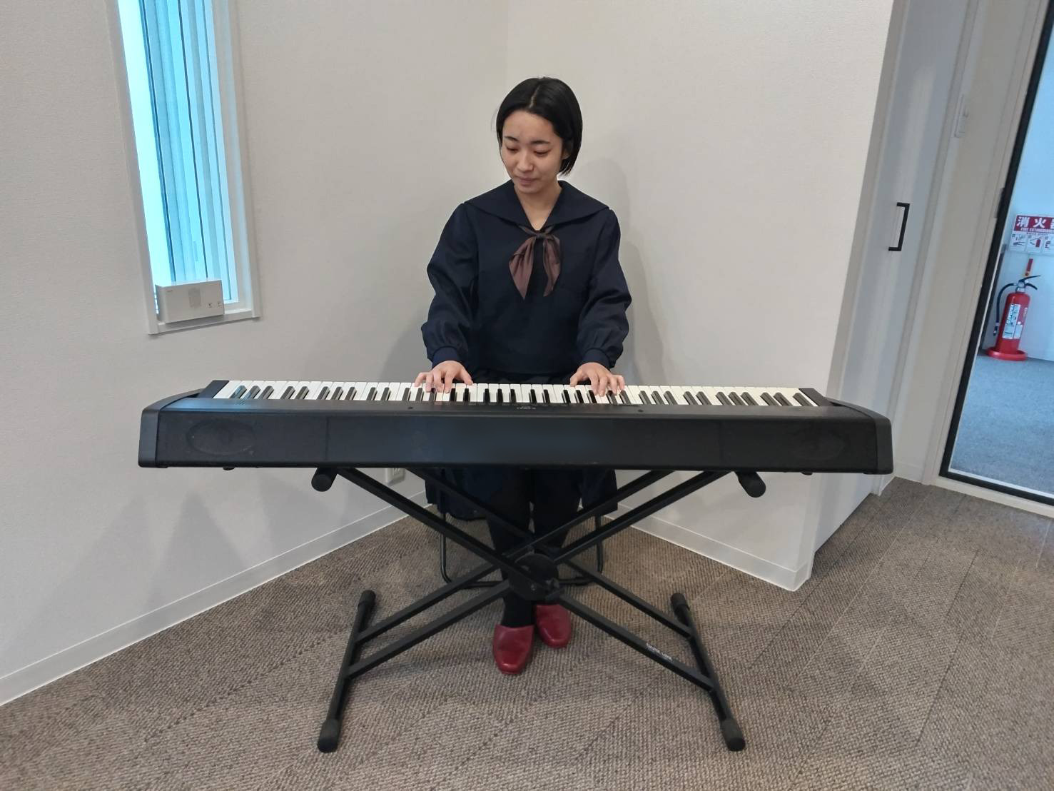 中学生・高校生年代の生徒が鍵盤楽器を演奏している様子